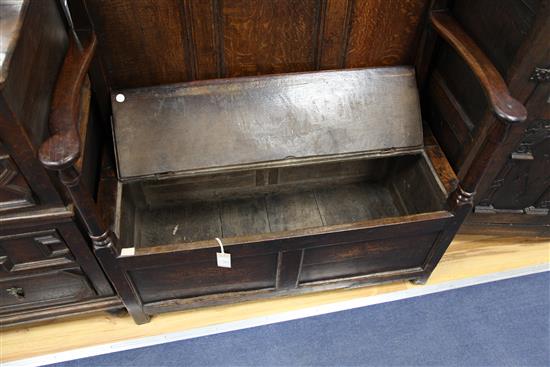 An 18th century open arm settle, W.3ft 4in.